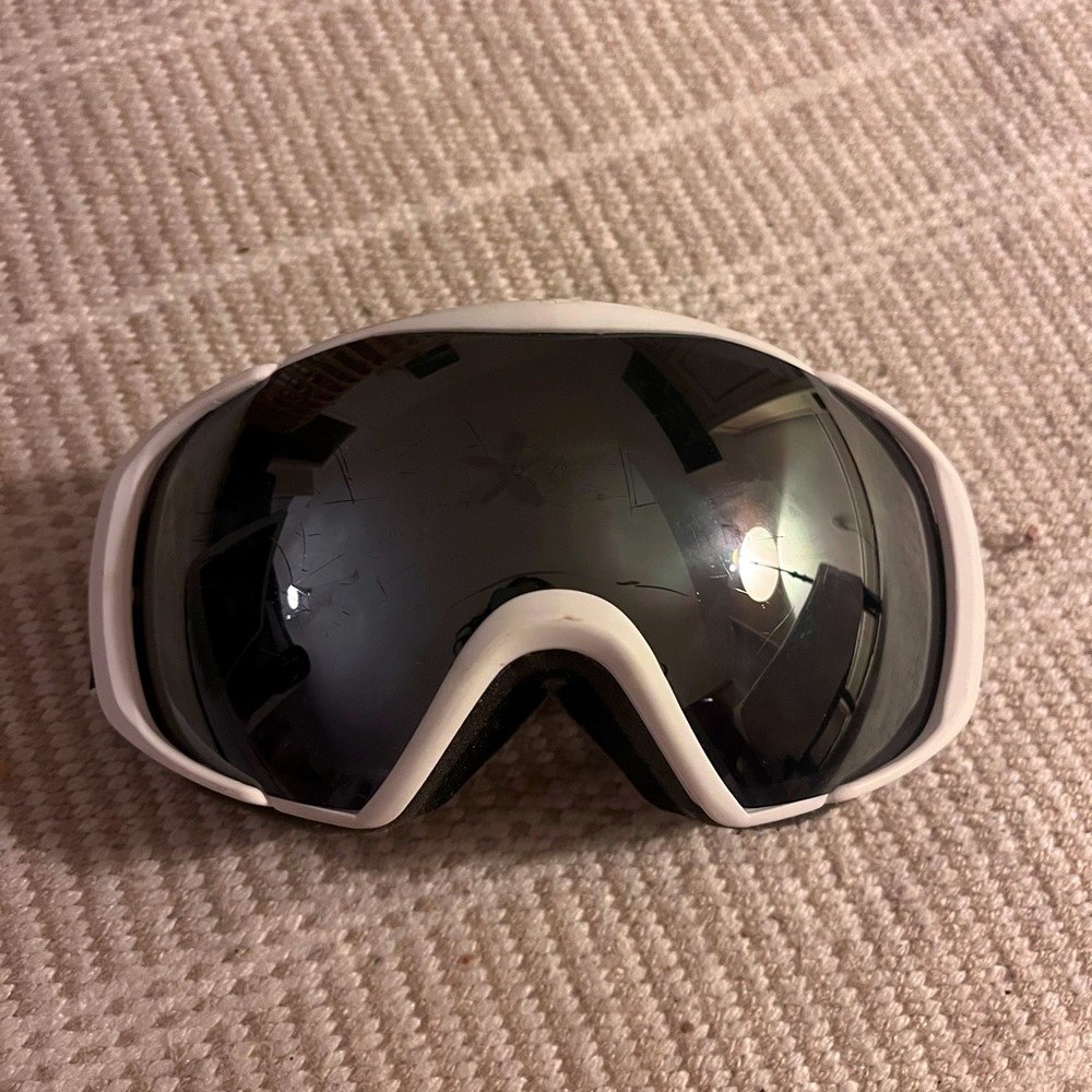Black ski snowboard goggles